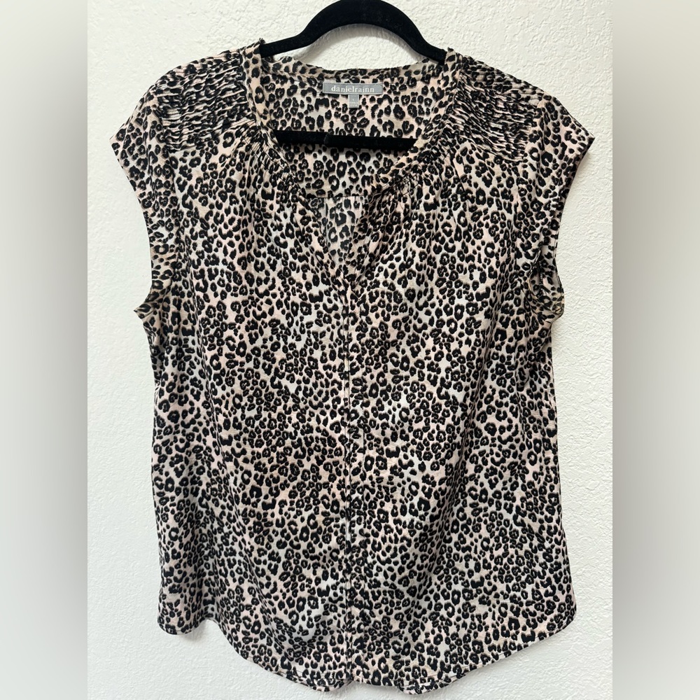 Daniel Rainn Celia leopard buttondown sz Large